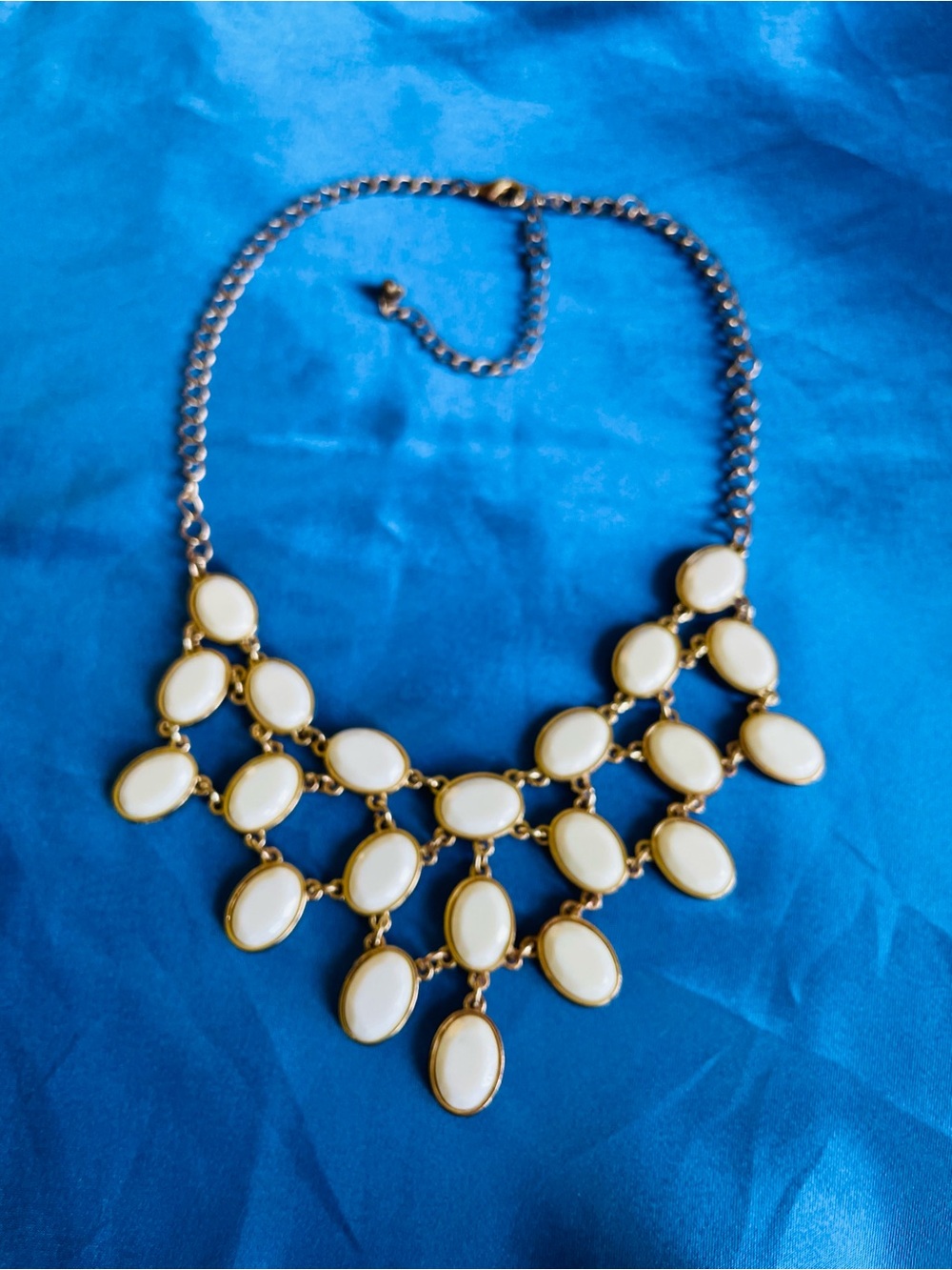 90s Gold-Tone Statement Necklace with Cream Oval Accents